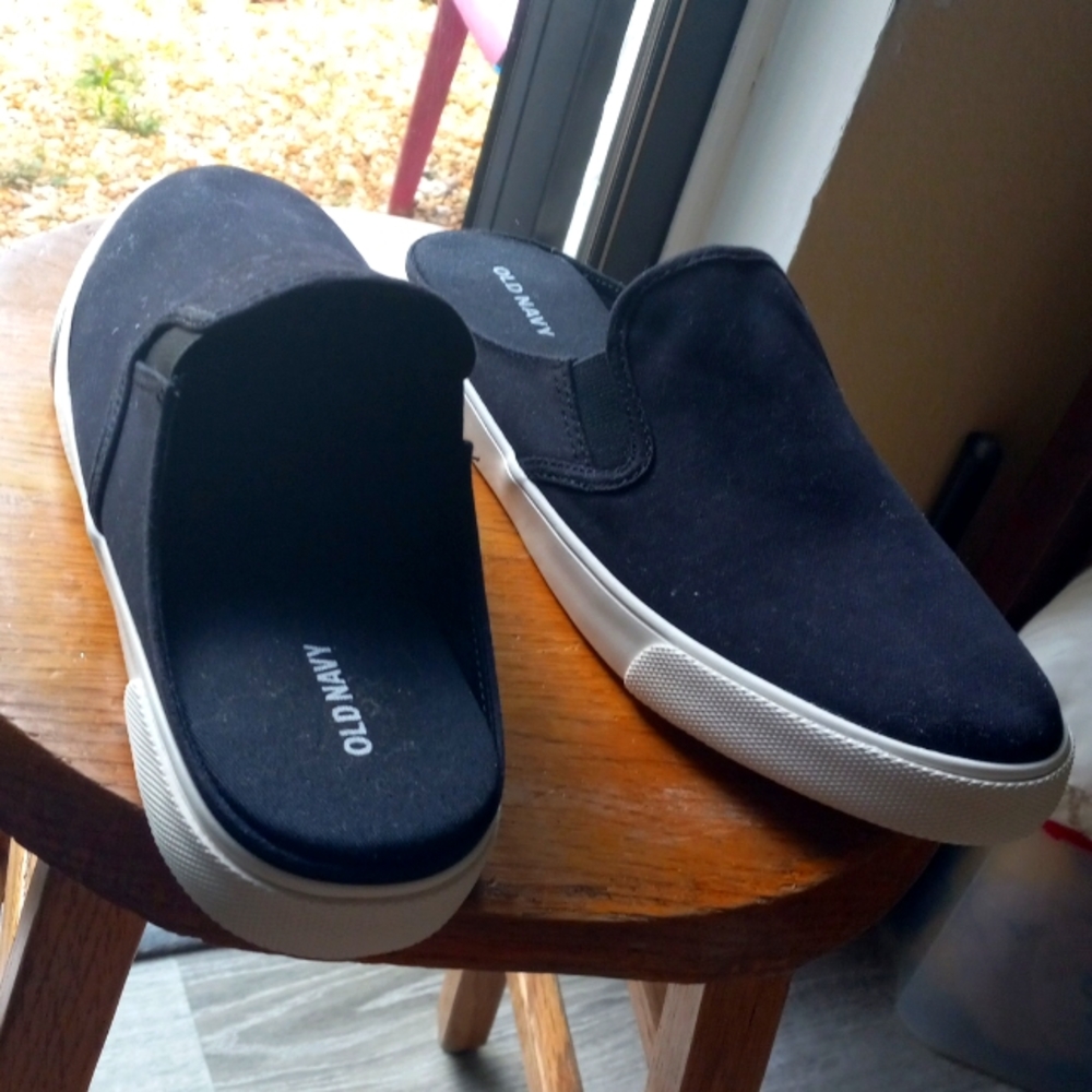 Black old navy slip-on size 9 1/2 26.5